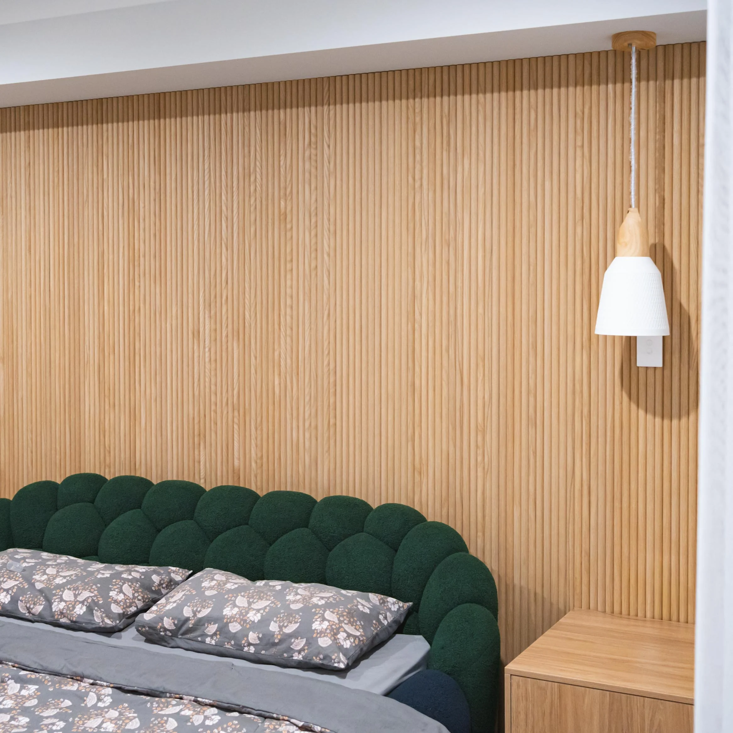 https://www.chenhongwood.com/flexible-fluted-wall-panel-back-kraft-paper-slats-meticulously-attached-interior-decoration-wall-panel-product/