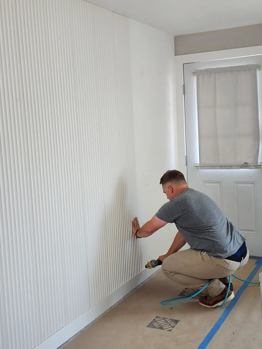 https://www.chenhongwood.com/rollable-flexible-white-primed-vertical-fluted-mdf-wall-panel-product/